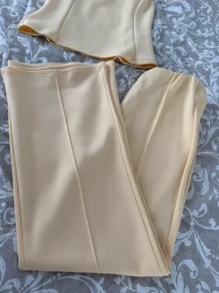 Ensemble jaune pale neuf
