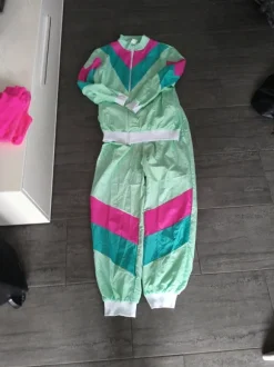 80er Jahre Jogginganzug Outfit