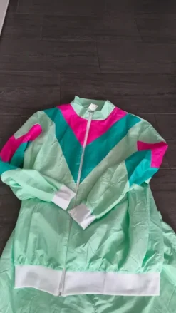 80er Jahre Jogginganzug Outfit