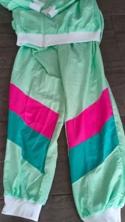 80er Jahre Jogginganzug Outfit