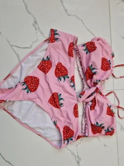 Erdbeer🍓Bikini mit Rüschen am Oberteil