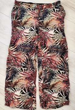 Esprit Hose Gr. L / 40 mit Palmenmuster bequem & locker
