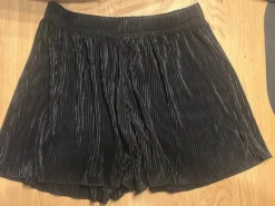 Falten Satin Shorts