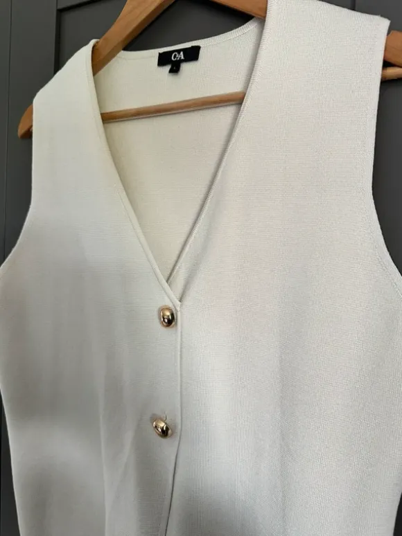 Feinstrickweste in beige mit goldenen Knöpfen