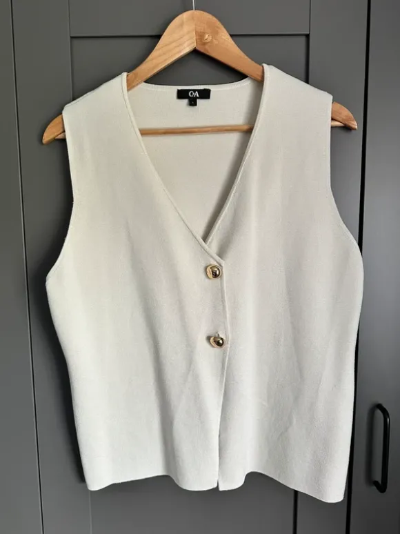 Feinstrickweste in beige mit goldenen Knöpfen