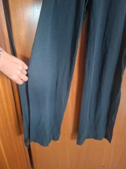 Figurbetonter Jumpsuit mit weitem Bein