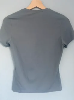 Figurbetontes graues T-Shirt