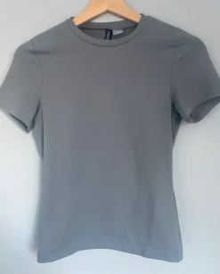 Figurbetontes graues T-Shirt