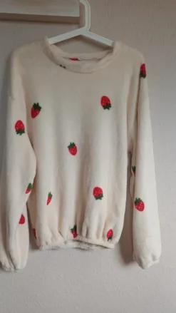 Flauschiger Hausanzug mit Erdbeeren