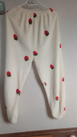 Flauschiger Hausanzug mit Erdbeeren