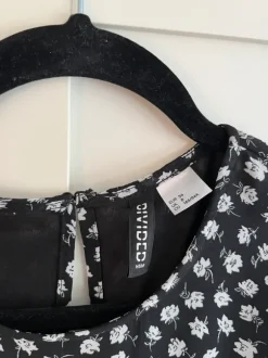 Geblümtes Kleid
