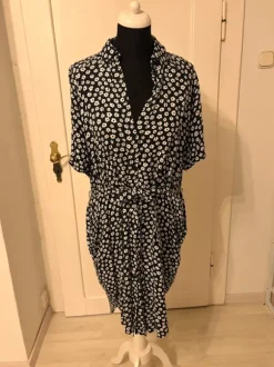 Geblümtes Kleid schwarz/weiß von Monki Gr. M