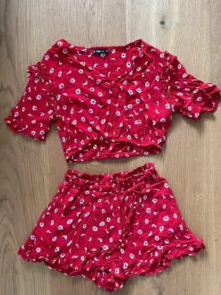 Geblümtes rotes Sommer-Set