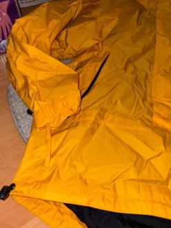Gelbe Regenjacke