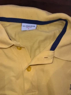 Gelbes Poloshirt
