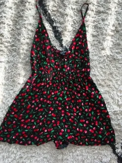 Gemusterter Jumpsuit mit Kirschen - Miss Selfridge Gr.36