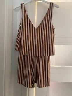 Gestreifter Jumpsuit von Mango Basics in Größe XS.