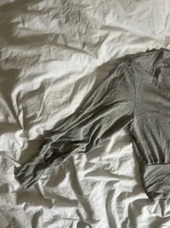 Gina Tricot tailliertes Oberteil mit Knopfleiste