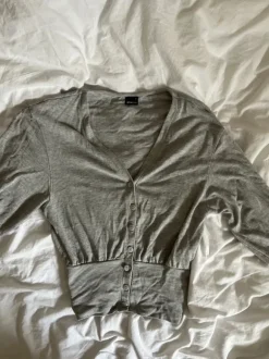 Gina Tricot tailliertes Oberteil mit Knopfleiste