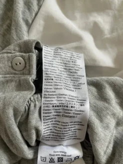 Gina Tricot tailliertes Oberteil mit Knopfleiste