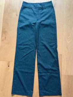 Grau gestreifte Full length Hose