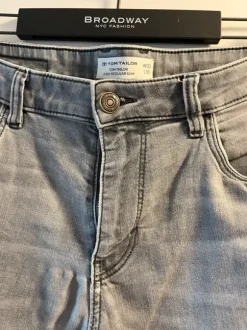 Graue Jeans