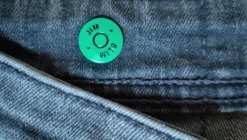 Graue Jeans mit Knopfleiste