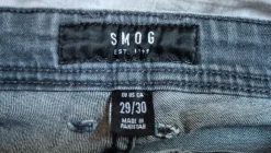 Graue Jeans mit Knopfleiste