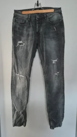 Graue Jeans mit Knopfleiste