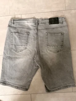 Graue Shorts