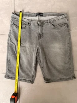 Graue Shorts