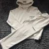 Grauer jogging anzug
