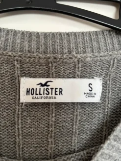 Grauer Pullover von Hollister mit Zopfmuster