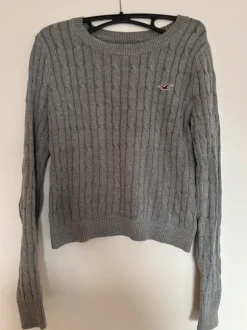 Grauer Pullover von Hollister mit Zopfmuster