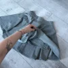 Grauer Rock mit integrierten Shorts