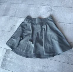Grauer Rock mit integrierten Shorts