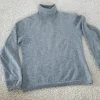 Grauer Rollkragenpullover