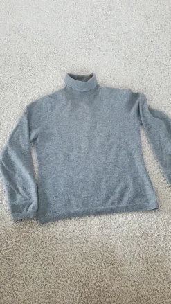 Grauer Rollkragenpullover