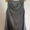 Graues Top mit Wasserfallkragen
