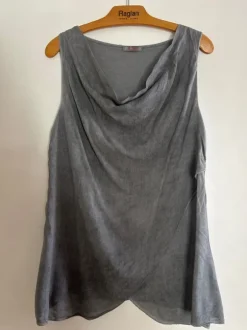 Graues Top mit Wasserfallkragen