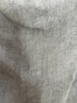 Graues Top mit Wasserfallkragen
