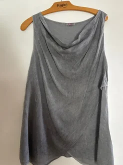 Graues Top mit Wasserfallkragen