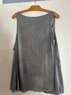 Graues Top mit Wasserfallkragen