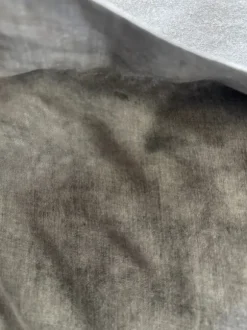 Graues Top mit Wasserfallkragen