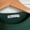 Grünes gecroptes Langarmshirt
