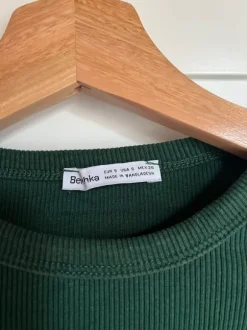 Grünes gecroptes Langarmshirt