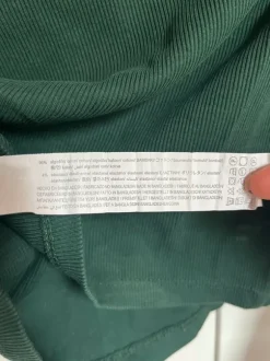 Grünes gecroptes Langarmshirt