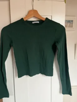 Grünes gecroptes Langarmshirt