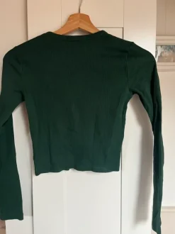Grünes gecroptes Langarmshirt
