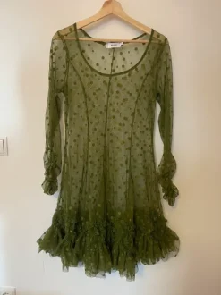 Grünes transparentes Kleid